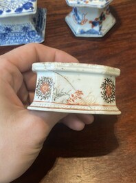 Een paar Chinese blauw-witte vazen en vier zoutvaten in blauw-wit, famille rose en Imari-stijl, Kangxi/Qianlong