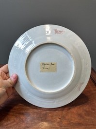 Paire de plats en porcelaine de Chine famille rose &agrave; d&eacute;cor d'antiquit&eacute;s, Yongzheng