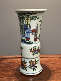 Vase de forme 'gu' en porcelaine de Chine wucai &agrave; d&eacute;cor figuratif, &eacute;poque Transition