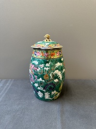 Une cruche en porcelaine de Chine famille rose sur fond vert  &agrave; d&eacute;cor de dragons et un plat &agrave; decor 'sept sages' et &agrave; bord de dragons, 19&egrave;me