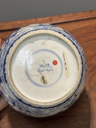 Pot couvert en porcelaine de Chine en bleu et blanc &agrave; d&eacute;cor floral, Kangxi
