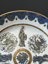 Een Chinees Canton blauw-ge&euml;mailleerd bord met verguld decor van figuren en draken, 19e eeuw