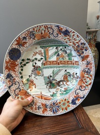 Een paar Chinese verte-Imari 'De vrouwelijke generaals van de familie Yang 楊門女將' schotels, Kangxi
