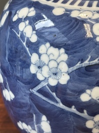 Een paar Chinese blauw-witte dekselvazen en drie potten, 19e eeuw