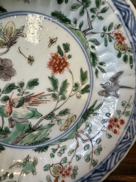 Een paar Chinese famille verte en een paar famille rose koppen en schotels, Kangxi/Yongzheng