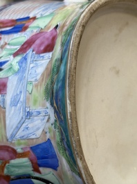 Twee fijne Chinese Canton famille rose theepotten, 19e eeuw