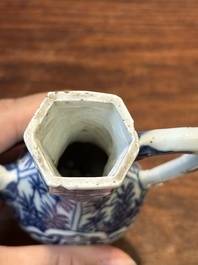 Deux verseuses couvertes en porcelaine de Chine en bleu et blanc, Kangxi
