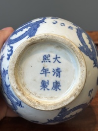 Een paar Chinese blauw-witte dekselvazen en drie potten, 19e eeuw