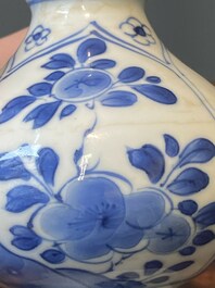 Een paar Chinese blauw-witte rozenwater sprenkelaars voor de islamitische markt, Kangxi