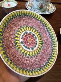 Een paar Chinese famille verte en een paar famille rose koppen en schotels, Kangxi/Yongzheng