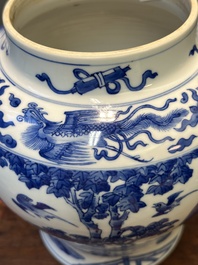 Vase en porcelaine de Chine en bleu et blanc &agrave; d&eacute;cor des 'Longues Dames', Kangxi