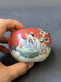 Groupe de trois objets de bureau d'&eacute;rudit en porcelaine de Chine famille rose, marque de Qianlong, 19/20&egrave;me