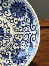 Een Chinees blauw-wit bord met lotusslingers, Guangxu merk en periode