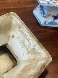 Een paar Chinese blauw-witte vazen en vier zoutvaten in blauw-wit, famille rose en Imari-stijl, Kangxi/Qianlong
