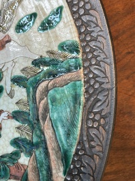 Une paire de pots et un plat en porcelaine de Chine famille rose de Nankin, marque de Chenghua, 19&egrave;me