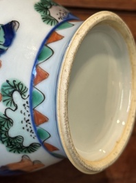 Vase en porcelaine de Chine wucai &agrave; d&eacute;cor figuratif et calligraphie, 19&egrave;me