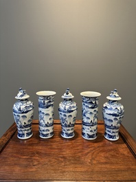 Garniture de cinq vases en porcelaine de Chine en bleu et blanc &agrave; d&eacute;cor de paysage, 19&egrave;me