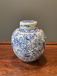 Een paar Chinese blauw-witte dekselvazen en drie potten, 19e eeuw