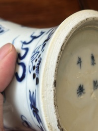 Een paar Chinese blauw-witte dekselvazen en drie potten, 19e eeuw
