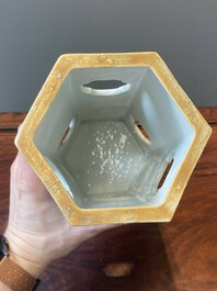 Paire de rares porte-chapeaux en porcelaine de Chine famille rose sur fond bleu &agrave; d&eacute;cor de 'huit immortels', marque et &eacute;poque de Tongzhi