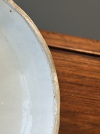 Une terrine couverte &agrave; deux compartiments et une assiette monogramm&eacute;e en porcelaine de Chine famille rose de Canton, 19&egrave;me