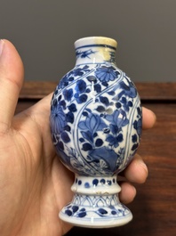 Vijf Chinese blauw-witte vazen, Kangxi