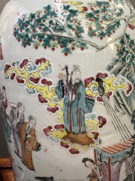 Paire de vases en porcelaine de Chine famille rose &agrave; d&eacute;cor narratif, 19&egrave;me