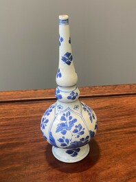 Een paar Chinese blauw-witte rozenwater sprenkelaars voor de islamitische markt, Kangxi