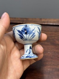 Deux coupes &agrave; pied et quatre vases miniatures de forme 'gu' en porcelaine de Chine en bleu et blanc, Kangxi