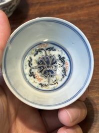 Een paar Chinese doucai kopjes met lotusslingers, Guangxu merk en periode