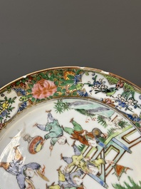 Une paire d'assiettes en porcelaine de Chine en bleu et blanc surd&eacute;cor&eacute; en Canton, une assiette aux gar&ccedil;ons jouant et une assiette ajour&eacute;e, 19&egrave;me