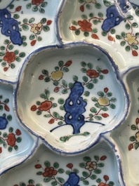 Een Chinese wucai confiserieschotel met floraal decor, Wanli