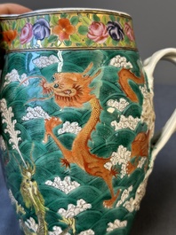 Une cruche en porcelaine de Chine famille rose sur fond vert  &agrave; d&eacute;cor de dragons et un plat &agrave; decor 'sept sages' et &agrave; bord de dragons, 19&egrave;me