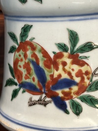 Vase de forme 'gu' en porcelaine de Chine wucai &agrave; d&eacute;cor figuratif, &eacute;poque Transition