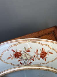 Grand plat en porcelaine de Chine wucai &agrave; d&eacute;cor figuratif et floral, marque de Jiajing, &eacute;poque Transition