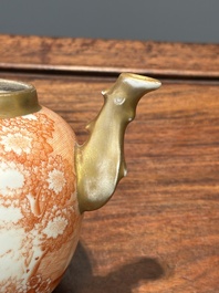 Rare th&eacute;i&egrave;re couverte en porcelaine de Chine en rouge de fer et dor&eacute; &agrave; d&eacute;cor de sc&egrave;ne europ&eacute;enne, Qianlong