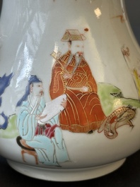 Une soupi&egrave;re couverte sur son support en porcelaine de Chine famille rose &agrave; d&eacute;cor mandarin et une th&eacute;i&egrave;re couverte, Qianlong