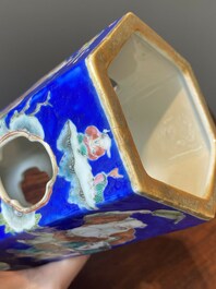 Paire de rares porte-chapeaux en porcelaine de Chine famille rose sur fond bleu &agrave; d&eacute;cor de 'huit immortels', marque et &eacute;poque de Tongzhi
