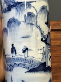 Garniture de cinq vases en porcelaine de Chine en bleu et blanc &agrave; d&eacute;cor de paysage, 19&egrave;me