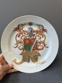 Un plat armori&eacute; et une assiette aux armes de De Heere pour le march&eacute; hollandais en porcelaine de Chine, Qianlong