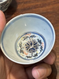 Een paar Chinese doucai kopjes met lotusslingers, Guangxu merk en periode