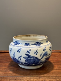 Een Chinese blauw-witte kom met mythische dieren, Kangxi