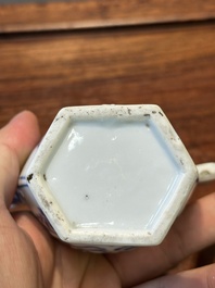 Deux verseuses couvertes en porcelaine de Chine en bleu et blanc, Kangxi