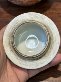 Rare th&eacute;i&egrave;re couverte en porcelaine de Chine en rouge de fer et dor&eacute; &agrave; d&eacute;cor de sc&egrave;ne europ&eacute;enne, Qianlong