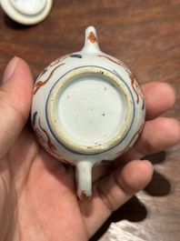 Een Chinese Imari-stijl miniatuur theepot, Kangxi