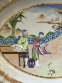 Een ovale Chinese Canton famille rose kom met figuratief decor, 19e eeuw