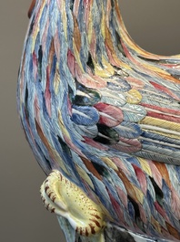 Paire de sculptures de coq en porcelaine de Chine famille rose aux montures en bronze dor&eacute;, Qianlong