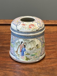 Bo&icirc;te couverte de forme ronde en porcelaine de Chine famille rose &agrave; d&eacute;cor figuratif, 19&egrave;me