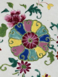 Plat en porcelaine de Chine famille rose &agrave; d&eacute;cor floral, Qianlong
