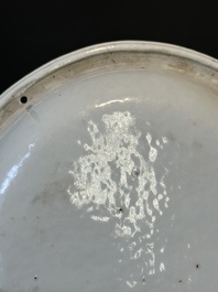 Une terrine couverte &agrave; deux compartiments et une assiette monogramm&eacute;e en porcelaine de Chine famille rose de Canton, 19&egrave;me
